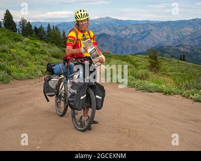 ID00821-00...IDAHO - Halt, um die Karte an einer Kreuzung auf dem Kamm des bald Mountain unterhalb des Thorn Creek Lookout zu überprüfen. Stockfoto