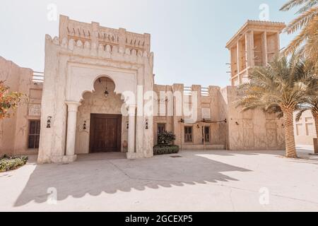 Das historische Shindagha-Viertel in Dubai Creek ist eine beliebte Touristen- und Sightseeing-Attraktion in den VAE Stockfoto