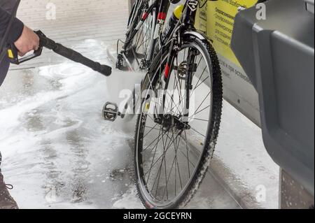 Königsberg, Russland, 1. März 2020. Das Fahrrad waschen. Waschen Sie Ihr Fahrrad bei einer Autowäsche. Reinigen Sie Ihr Fahrrad von Schmutz. Stockfoto