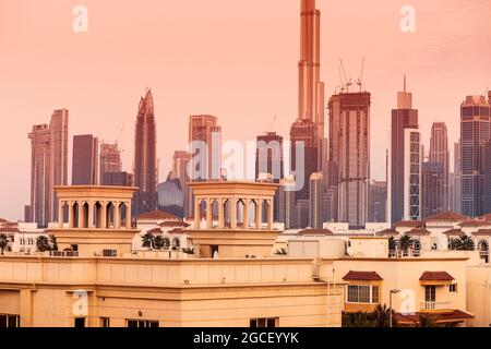 Vorort von Dubai mit privaten Wohngebäuden vor dem Hintergrund einer Innenstadt-Metropole mit Wolkenkratzern und Hotels Stockfoto