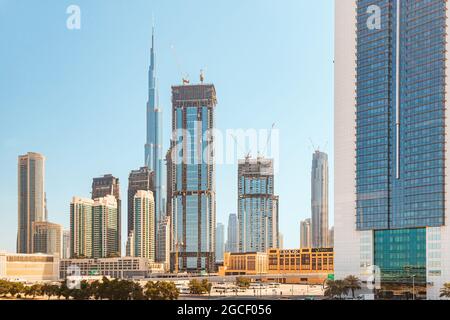 24. Februar 2021, Dubai, VAE: Zahlreiche Baustellen und Kräne rund um den berühmten höchsten Wolkenkratzer - Burj Khalifa Stockfoto