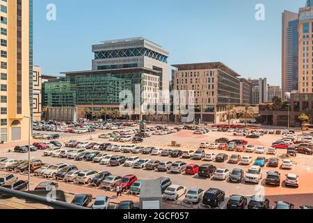 24. Februar 2021, Dubai, VAE: Großer, voll besetzter Parkplatz unter freiem Himmel mit hunderten Autos in der Nähe des Hotels und des Geschäftszentrums in Dubai Stockfoto