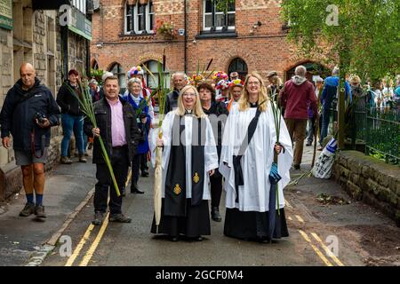 Warrington, Großbritannien. August 2021. Die alte Tradition von Lymm Rushbearing wurde mit einer Prozession aus dem Dorfzentrum wiederbelebt, die sich gegen 4 Uhr in der Nähe des Unteren Staudamms versammelt und dann den Dingle verarbeitet. Das Festival endete mit einem Gottesdienst in der St. Mary's Church Credit: John Hopkins/Alamy Live News Stockfoto