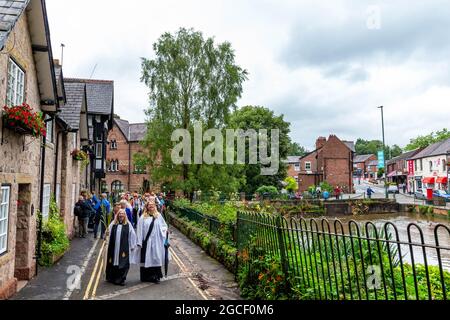 Warrington, Großbritannien. August 2021. Die alte Tradition von Lymm Rushbearing wurde mit einer Prozession aus dem Dorfzentrum wiederbelebt, die sich gegen 4 Uhr in der Nähe des Unteren Staudamms versammelt und dann den Dingle verarbeitet. Das Festival endete mit einem Gottesdienst in der St. Mary's Church Credit: John Hopkins/Alamy Live News Stockfoto