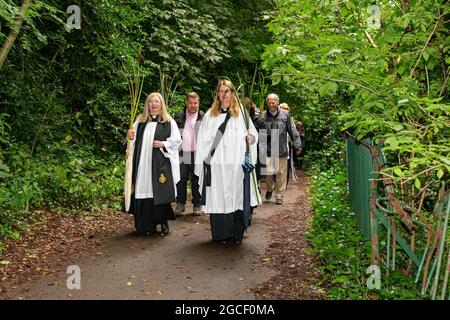 Warrington, Großbritannien. August 2021. Die alte Tradition von Lymm Rushbearing wurde mit einer Prozession aus dem Dorfzentrum wiederbelebt, die sich gegen 4 Uhr in der Nähe des Unteren Staudamms versammelt und dann den Dingle verarbeitet. Das Festival endete mit einem Gottesdienst in der St. Mary's Church Credit: John Hopkins/Alamy Live News Stockfoto