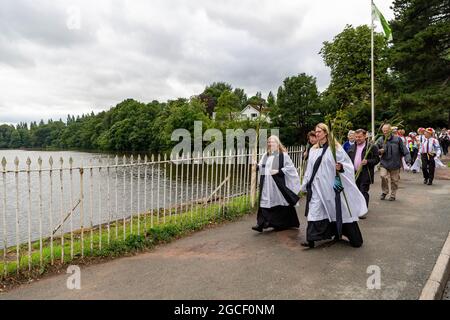 Warrington, Großbritannien. August 2021. Die alte Tradition von Lymm Rushbearing wurde mit einer Prozession aus dem Dorfzentrum wiederbelebt, die sich gegen 4 Uhr in der Nähe des Unteren Staudamms versammelt und dann den Dingle verarbeitet. Das Festival endete mit einem Gottesdienst in der St. Mary's Church Credit: John Hopkins/Alamy Live News Stockfoto