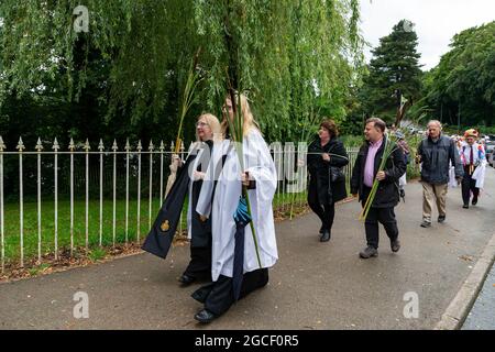 Warrington, Großbritannien. August 2021. Die alte Tradition von Lymm Rushbearing wurde mit einer Prozession aus dem Dorfzentrum wiederbelebt, die sich gegen 4 Uhr in der Nähe des Unteren Staudamms versammelt und dann den Dingle verarbeitet. Das Festival endete mit einem Gottesdienst in der St. Mary's Church Credit: John Hopkins/Alamy Live News Stockfoto