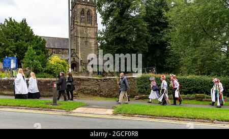 Warrington, Großbritannien. August 2021. Die alte Tradition von Lymm Rushbearing wurde mit einer Prozession aus dem Dorfzentrum wiederbelebt, die sich gegen 4 Uhr in der Nähe des Unteren Staudamms versammelt und dann den Dingle verarbeitet. Das Festival endete mit einem Gottesdienst in der St. Mary's Church Credit: John Hopkins/Alamy Live News Stockfoto