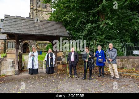 Warrington, Großbritannien. August 2021. Die alte Tradition von Lymm Rushbearing wurde mit einer Prozession aus dem Dorfzentrum wiederbelebt, die sich gegen 4 Uhr in der Nähe des Unteren Staudamms versammelt und dann den Dingle verarbeitet. Das Festival endete mit einem Gottesdienst in der St. Mary's Church Credit: John Hopkins/Alamy Live News Stockfoto