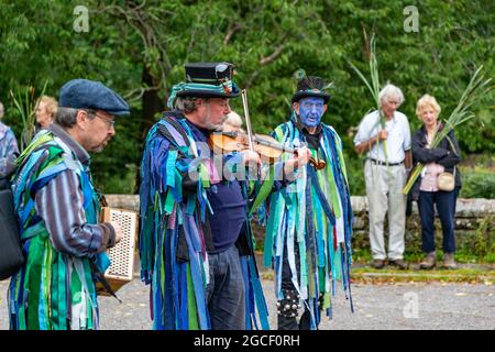 Warrington, Großbritannien. August 2021. Die alte Tradition von Lymm Rushbearing wurde mit einer Prozession aus dem Dorfzentrum wiederbelebt, die sich gegen 4 Uhr in der Nähe des Unteren Staudamms versammelt und dann den Dingle verarbeitet. Das Festival endete mit einem Gottesdienst in der St. Mary's Church Credit: John Hopkins/Alamy Live News Stockfoto