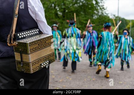 Warrington, Großbritannien. August 2021. Die alte Tradition von Lymm Rushbearing wurde mit einer Prozession aus dem Dorfzentrum wiederbelebt, die sich gegen 4 Uhr in der Nähe des Unteren Staudamms versammelt und dann den Dingle verarbeitet. Das Festival endete mit einem Gottesdienst in der St. Mary's Church Credit: John Hopkins/Alamy Live News Stockfoto