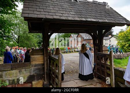 Warrington, Großbritannien. August 2021. Die alte Tradition von Lymm Rushbearing wurde mit einer Prozession aus dem Dorfzentrum wiederbelebt, die sich gegen 4 Uhr in der Nähe des Unteren Staudamms versammelt und dann den Dingle verarbeitet. Das Festival endete mit einem Gottesdienst in der St. Mary's Church Credit: John Hopkins/Alamy Live News Stockfoto