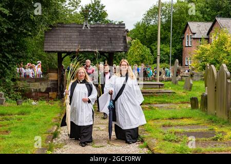 Warrington, Großbritannien. August 2021. Die alte Tradition von Lymm Rushbearing wurde mit einer Prozession aus dem Dorfzentrum wiederbelebt, die sich gegen 4 Uhr in der Nähe des Unteren Staudamms versammelt und dann den Dingle verarbeitet. Das Festival endete mit einem Gottesdienst in der St. Mary's Church Credit: John Hopkins/Alamy Live News Stockfoto