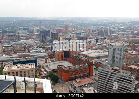 Blick auf das Stadtzentrum von Leeds von Yorkshire aus auf das höchste Gebäude „Altus House“ Stockfoto