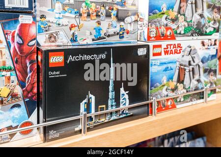 26. Februar 2021, Dubai, VAE: LEGO aus der Architekturserie mit den Sehenswürdigkeiten Dubais und anderen Typen dieses beliebten Kinderbauers auf dem Stockfoto