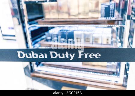 26. Februar 2021, Dubai, VAE: Beschilderung für Duty Free-Geschäfte am Flughafen vor den Toren. Geschäftsbetrieb im Abflugterminal Stockfoto