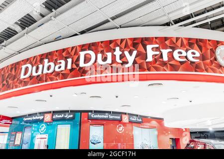 26. Februar 2021, Dubai, VAE: Beschilderung für Duty Free-Geschäfte am Flughafen vor den Toren. Geschäftsbetrieb im Abflugterminal Stockfoto