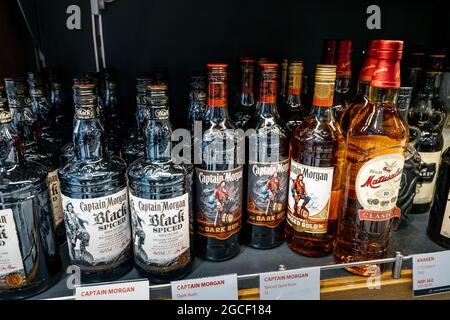 26. Februar 2021, Dubai, VAE: Captain Morgan würzter Rum in den Regalen von Alkoholgeschäften Stockfoto