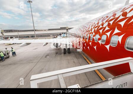 26. Februar 2021, Dubai, VAE: Passagiere im Flugzeug der Charterfluggesellschaft Russland besteigen Stockfoto