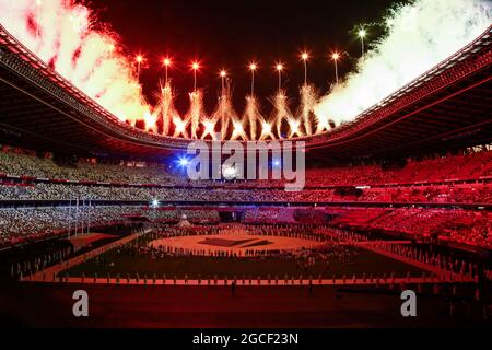 Tokio, Japan. August 2021. Während der Abschlusszeremonie der Olympischen Spiele 2020 in Tokio explodieren Feuerwerke über dem Olympiastadion. (Bild: © Rodrigo Reyes Marin/ZUMA Press Wire) Stockfoto