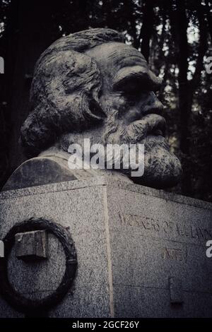 Karl-Marx-Gedenkbüstenskulptur auf dem Londoner Highgate-Friedhof Stockfoto