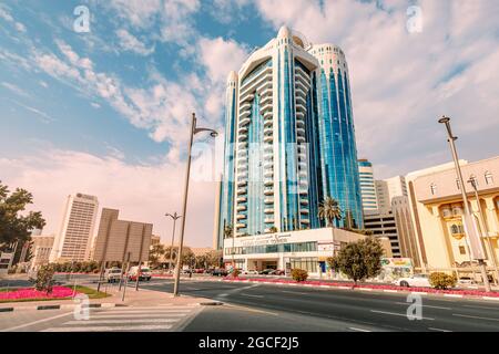 23. Februar 2021, Dubai, VAE: Dubai Creek Tower Wolkenkratzer mit Einkaufszentrum im Finanzviertel von Deira Stockfoto