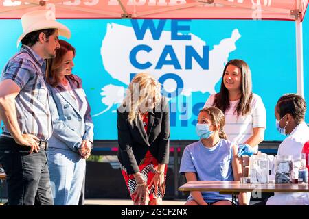 First Lady Jill Biden, Brad Paisley und Kimberly Williams-Paisley besuchen am Dienstag, den 22. Juni 2021, eine Pop-up-Impfklinik in der Ole Smoky Distillery in Nashville, Tennessee. (Offizielles Foto des Weißen Hauses von Cameron Smith) Stockfoto