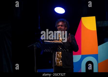 North Berwick, East Lothian, Schottland, Großbritannien, 8. August 2021. Lemn Sissay in Fringe-by-the-Sea: Der Dichter, Schriftsteller und Sender liest aus seinem Buh eine Memoiren mit dem Titel „Mein Name ist Warum?“ Im Belhaven Big Top Zelt beim Sommerfest Stockfoto