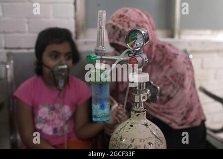 Dhaka, Bangladesch. August 2021. Kinderpatienten werden im Dhaka Kinderkrankenhaus in Dhaka behandelt. Insgesamt 946 Dengue-Patienten werden derzeit in verschiedenen Krankenhäusern in ganz Bangladesch behandelt. Seit dem 1. August sind in Bangladesch täglich mehr als 200 Dengue-Fälle zu verzeichnen, was die Besorgnis über den bereits überlasteten Gesundheitssektor mit Covid-19-Patienten noch verschärft hat. Kredit: SOPA Images Limited/Alamy Live Nachrichten Stockfoto