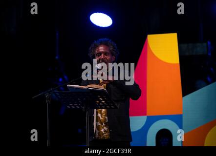 North Berwick, East Lothian, Schottland, Großbritannien, 8. August 2021. Lemn Sissay in Fringe-by-the-Sea: Der Dichter, Schriftsteller und Sender liest aus seinem Buh eine Memoiren mit dem Titel „Mein Name ist Warum?“ Im Belhaven Big Top Zelt beim Sommerfest Stockfoto