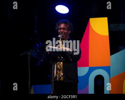 North Berwick, East Lothian, Schottland, Großbritannien, 8. August 2021. Lemn Sissay in Fringe-by-the-Sea: Der Dichter, Schriftsteller und Sender liest aus seinem Buh eine Memoiren mit dem Titel „Mein Name ist Warum?“ Im Belhaven Big Top Zelt beim Sommerfest Stockfoto