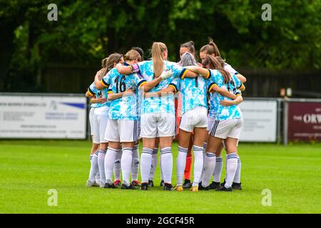 Felixstowe, Großbritannien. August 2021. Wölfe Spieler Team huddle während der Freundschaften zwischen Ipswich Town und Wolverhampton Wanderers im Goldstar Ground-Felixstowe-England Quelle: SPP Sport Pressefoto. /Alamy Live News Stockfoto