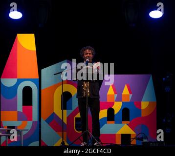 North Berwick, East Lothian, Schottland, Großbritannien, 8. August 2021. Lemn Sissay in Fringe-by-the-Sea: Der Dichter, Schriftsteller und Sender liest aus seinem Buh eine Memoiren mit dem Titel „Mein Name ist Warum?“ Im Belhaven Big Top Zelt beim Sommerfest Stockfoto