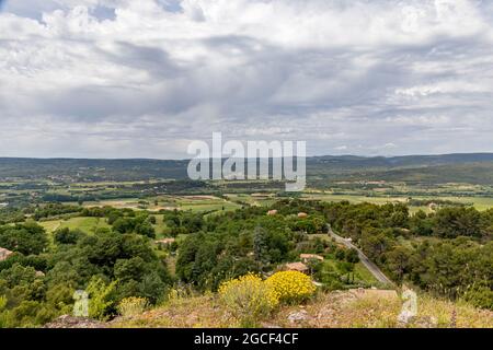 Landschaft von Luberon bei Roussillon, Provence, Südfrankreich Stockfoto