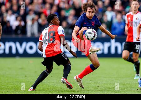 ROTTERDAM, NIEDERLANDE - 8. AUGUST: Antoni Milambo von Feyenoord, Javier Serrano von Atletico Madrid während des Vorsaison-Freundschaftsspiel zwischen Feyenoord und Atletico Madrid am 8. August 2021 in De Kuip in Rotterdam, Niederlande (Foto: Herman Dingler/Orange Picts) Stockfoto