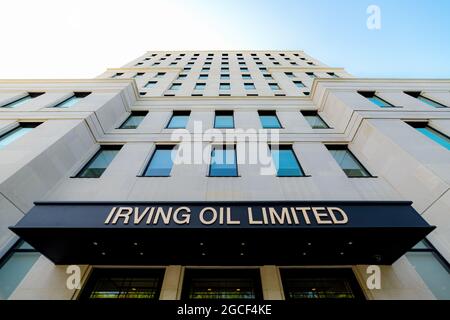 Saint John, NB, Kanada - 24. Juli 2021: Blick auf das Irving Oil-Hauptbüro am King Square South. Himmel über, wenn Teil blau Teil Wolke. Stockfoto