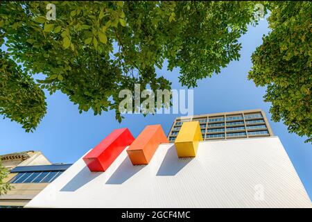 Saint John, NB, Kanada - 24. Juli 2021: Blick nach oben vor dem Rathaus in saint John, NB, Kanada. Blauer Himmel über dem Hotel, Blick auf das von Bäumen umrahmte Gebäude. Stockfoto