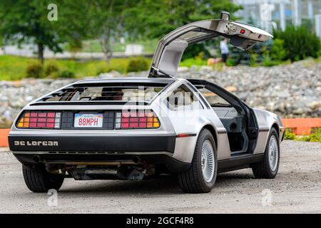 Saint John, NB, Kanada - 18. Juli 2021: Eine DMC DeLorean parkte mit geöffneter Beifahrertür. Auf dem Nummernschild steht 88MPH, aus dem Film Zurück in die Zukunft. Stockfoto