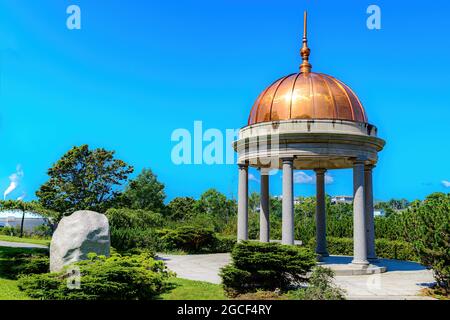 Saint John, NB, Kanada - 24. Juli 2021: Kupferkuppel aus dem Saint John General Hospital auf einem kleinen Pavillon in einem kleinen Park an der Garden Street. Stockfoto