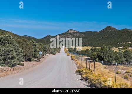 Hamlin Valley Road alias Modena Canyon Road, Indian Peak Range, Great Basin Desert, in der Nähe von Modena, Utah, USA Stockfoto