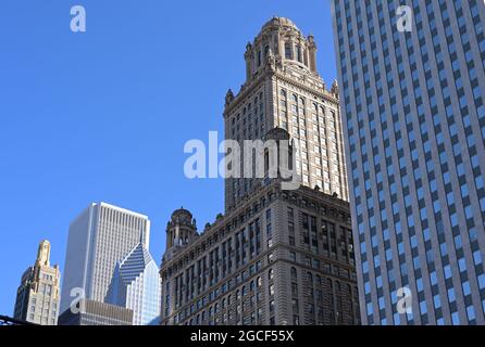 Eine Flussrundfahrt bietet einen atemberaubenden Blick auf die architektonische Skyline entlang des Chicago Flusses, Chicago IL Stockfoto