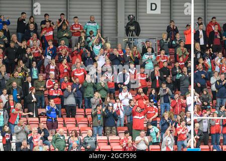 Leigh, Großbritannien. August 2021. Die Hull KR Fans begrüßen ihr Team am 8/8/2021 auf dem Platz in Leigh, Großbritannien. (Foto von Simon Whitehead/News Images/Sipa USA) Quelle: SIPA USA/Alamy Live News Stockfoto