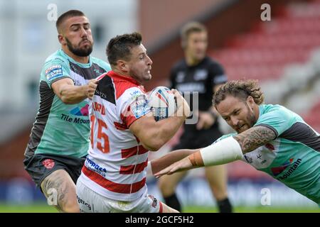 Alex Gerrard (15) von Leigh Centurions wird von Korbin Sims (10) von Hull KR und Greg Minikin (3) von Hull KR angegangen Stockfoto