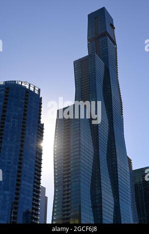 Eine Flussrundfahrt bietet einen atemberaubenden Blick auf die architektonische Skyline entlang des Chicago Flusses, Chicago IL Stockfoto