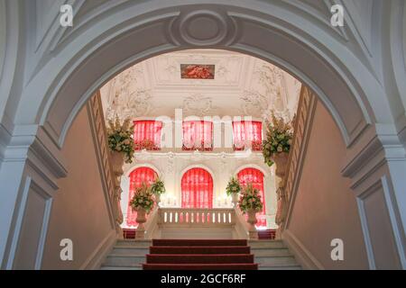 Haupttreppe im Katharinenpalast in der Nähe von Sankt Petersburg, Russland. Die weißen Marmorstufen und Balustraden sind mit Vasen akzentuiert. Stockfoto