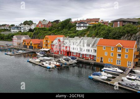 Traditionelle Holzgebäude entlang der Uferpromenade und des Yachthafens. Smedasundet Gebiet und Fluss im Zentrum der Stadt. Haugesund, Norwegen. Stockfoto