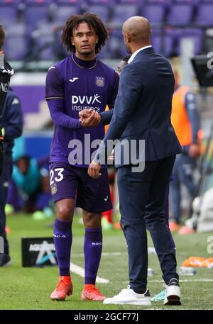 Anderlechts Joshua Zirkzee und Anderlechts Cheftrainer Vincent Kompany, abgebildet während eines Fußballmatches zwischen RSC Anderlecht und RFC Seraing am Sonntag Stockfoto