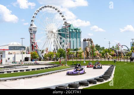 Besucher, die auf Gokarts reiten, müssen während der Coronavirus-Pandemie an den Niagara Falls, Kanada, auf der Rennstrecke auf dem Niagara Speedway Masken tragen. Stockfoto