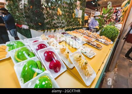 26. Februar 2021, VAE, Dubai: Verschiedene tropische Früchte in Plastik verpackt werden auf dem Markt verkauft Stockfoto