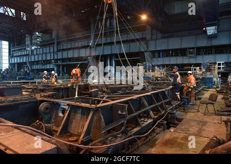 Abbrucharbeiter schneiden Eisen und Stahl mit Acetylenbrenner in der Turbinenhalle des Kraftwerks Buildwas 2019. Stillgelegte Ironbridge Großbritannien Abriss Industriegelände Stockfoto